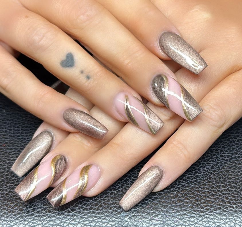 Lange coffin nagels in taupe cat-eye met nude en gouden swirl-accenten