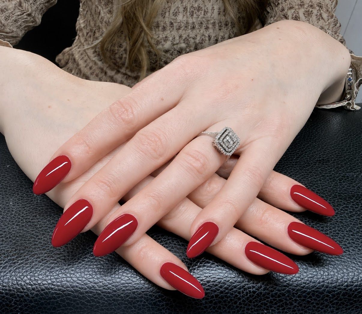Glanzend dieprode amandelnagels