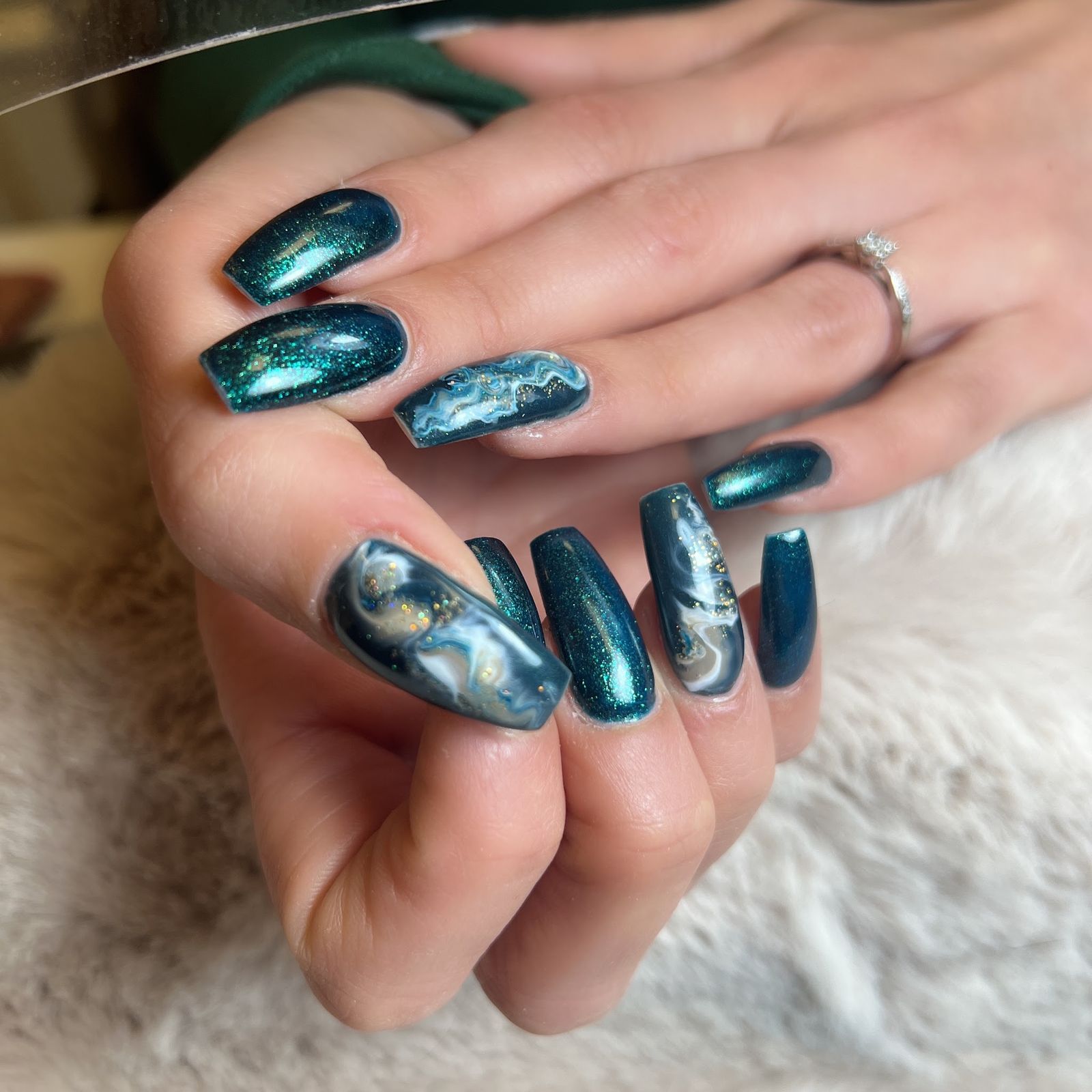 Petrolkleurige chrome nagels met marmer nail art